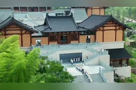 挤进寺庙禅修的年轻人，在出世之地修入世之心图片