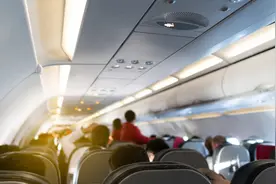 “男团粉丝为追星堵住机舱通道，在头等舱围观拍照”，海航回应：两名安全员紧急阻止未果，乘客建议报警，但没到那个程度图片