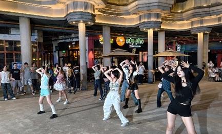从水岸到露台，从广场到小巷，上海之夏“夜”态万千