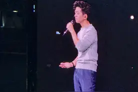 李健济南演唱会五四温情开唱：以音乐为标记，共谱青春之夜图片