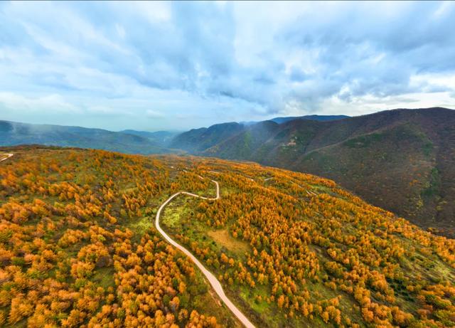 华亭莲花台：绮丽风光无限美 色彩斑斓惹人醉