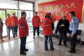 老人迷路 威海民警寻回获赞誉图片