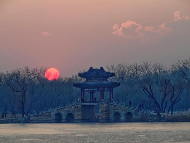 夕阳为京城加上金红色滤镜，绘就冬日诗意美景