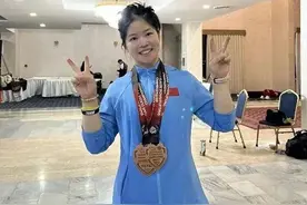女博士减肥练杠铃举起175公斤，意外获国际大奖，高校还有许多“编外运动员”图片