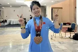 女博士减肥练杠铃举起175公斤，意外获国际大奖，高校还有许多“编外运动员”图片