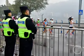 始终先“跑”一步 江北公安全力护航重庆女子半程马拉松竞赛图片