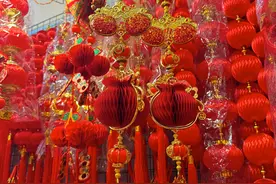 创意十足！蛇年春节装饰品在榕城热销图片