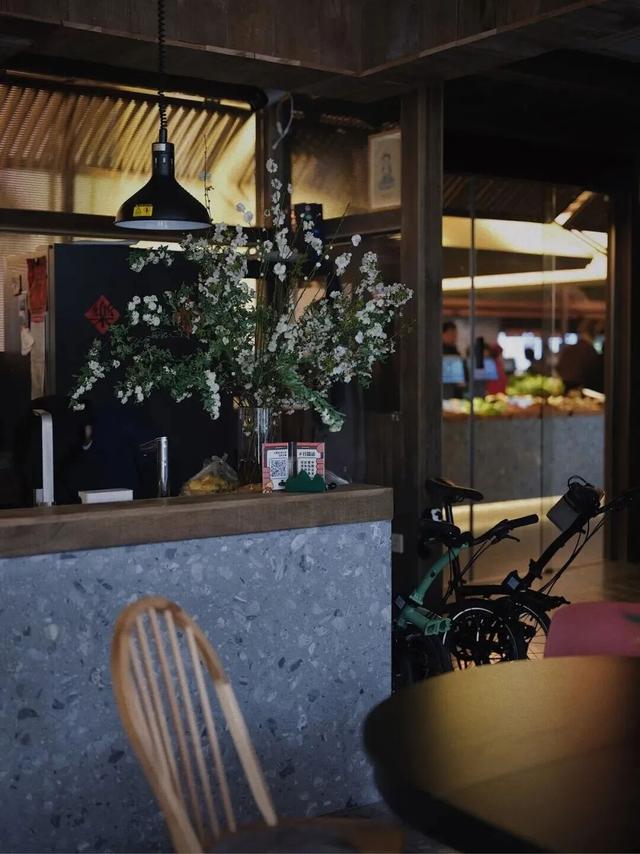 当年轻人开始“接管”菜场，会发生什么？美院研究生卖包子成“排队王”