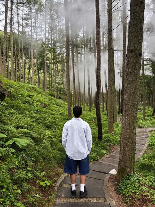 云端有座彩虹桥！嵩县白云山这条 “多巴胺天桥”，谁走谁心动！