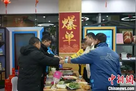 外卖小哥的“年夜饭”：忙碌之余感受别样幸福图片