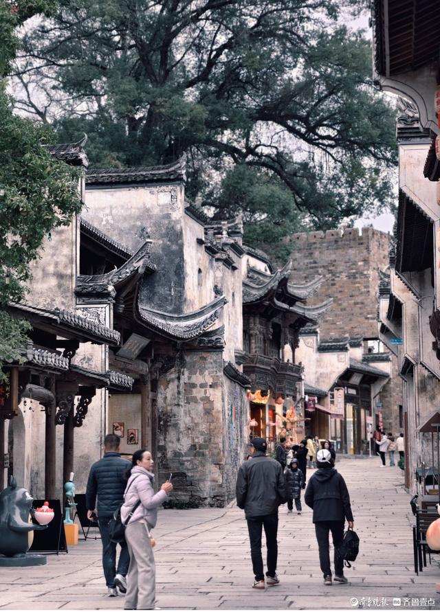江西婺源弦高古城，游客徜徉其中