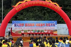 乡亲捐资反哺故土，佛冈龙山下岳小学铺上塑胶跑道！图片