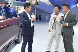 余承东展示问界M8防水性：随便倒！我们试过36瓶水；现场黄渤是真的倒了图片