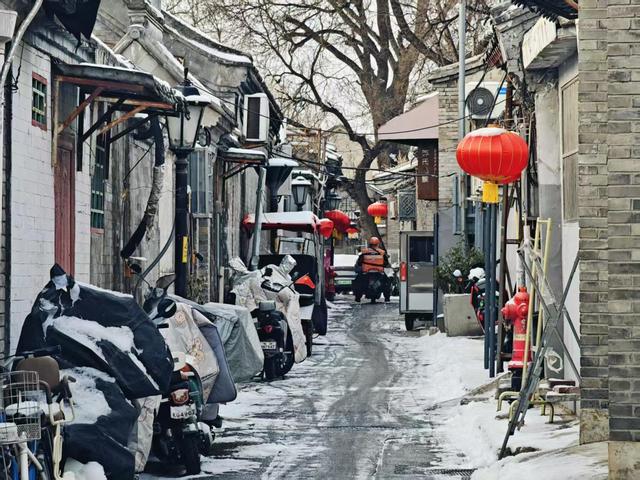 什刹海边古韵盎然！老北京胡同里灯笼披薄雪	，分外静美