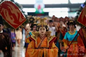 “女皇”穿越来迎宾 西安站暑运客流量再创历史新高图片