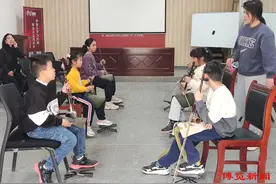 淄博：公益宣讲进社区 二胡情韵传久远图片