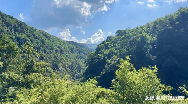 【天眼镜像】赤水丹霞大瀑布实景，游客沉醉山水间