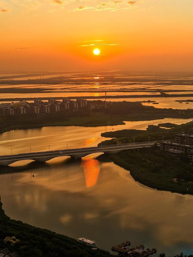 镜头丨雨后放晴 中新天津生态城现彩虹夕阳同框美景