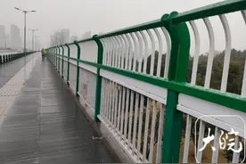 冒雨施工，六安新安大桥桥栏加高工程桥南一侧焊接作业接近尾声图片