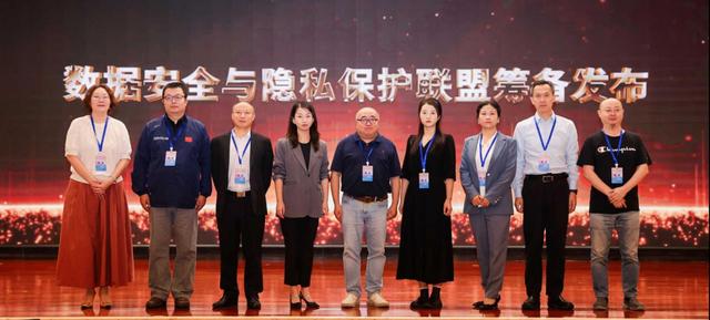 激发新型工业化澎湃动能 2025全球工业互联网大会“人工智能+工业场景融合发展论坛暨新华网思客会”在沈阳举行