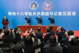 80后乘组太空归来首次公开亮相 寄语青少年心怀梦想砥砺前行图片