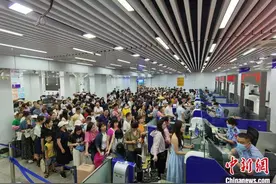 六一儿童节 大批越南籍旅客自广西东兴口岸入境图片