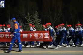 往返108里 坚持29年 徒步缅怀如何影响孩子们？图片