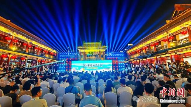 人这一辈子，一定要来天津听一场桥边音乐会！