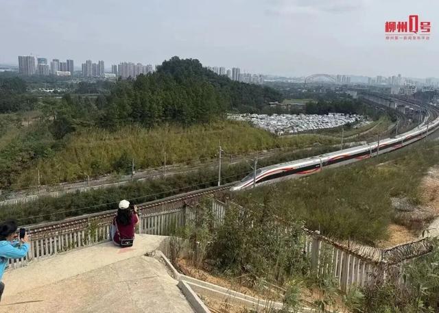 可俯瞰动车穿行山野,广西一山顶机位走红!紧急提醒:非景区,尚未开发
