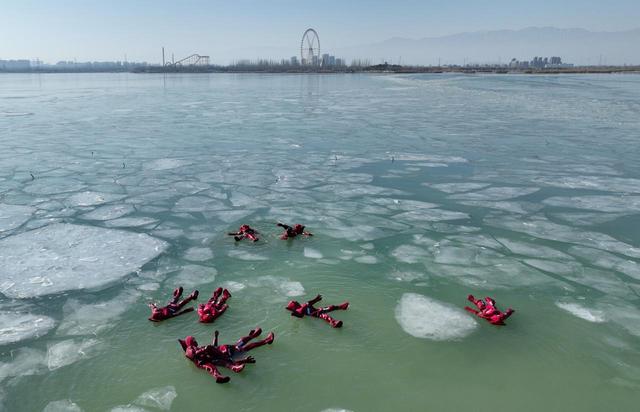 冰点之上，“暖”经济沸腾！宁夏冰面游来“小龙虾”！