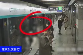 男子搭讪不成尾随进女厕索要微信发送淫秽信息，警方：行政拘留图片