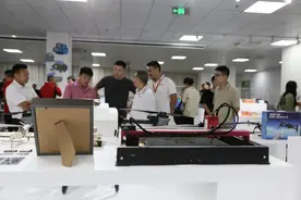 深圳宝龙街道帮企业搭场景链资源，集中展示32款人工智能产品图片