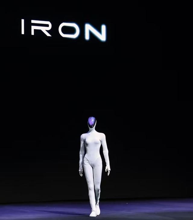 与高德达成合作！小鹏汽车明年推3款Robotaxi车型 何小鹏：机器人、飞行汽车均计划明年量产