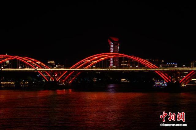 夜游百里柳江  霓虹喷泉两相宜