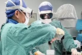 湘雅“透视眼”上岗！全球首例全视觉混合现实AI助力踝置换手术图片