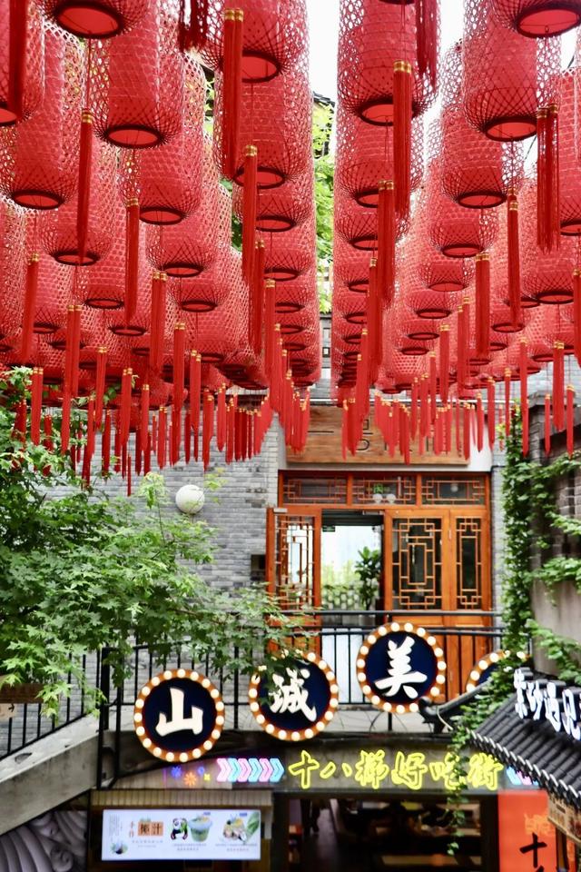 这些被遗弃的老地方，挤满了失落的年轻人