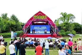 “为奥运喝彩”组委会在南京银杏湖举办霹雳舞文化活动图片