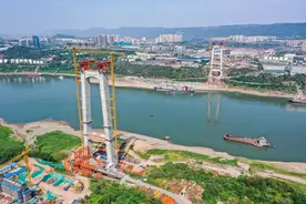 世界最大跨径公轨两用悬索桥先导索成功跨越长江图片