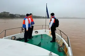北江2024年第1号洪峰已过，广东海事辖区因洪水滞留船舶陆续有序复航图片