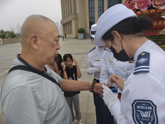 国庆江滩暖意浓！女子星级服务队以优质服务护航文明旅游