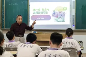 从教具变迁看教师教育发展的40年坚守与创新，从满脸油墨到AI教学，有老师坦言怕被淘汰图片