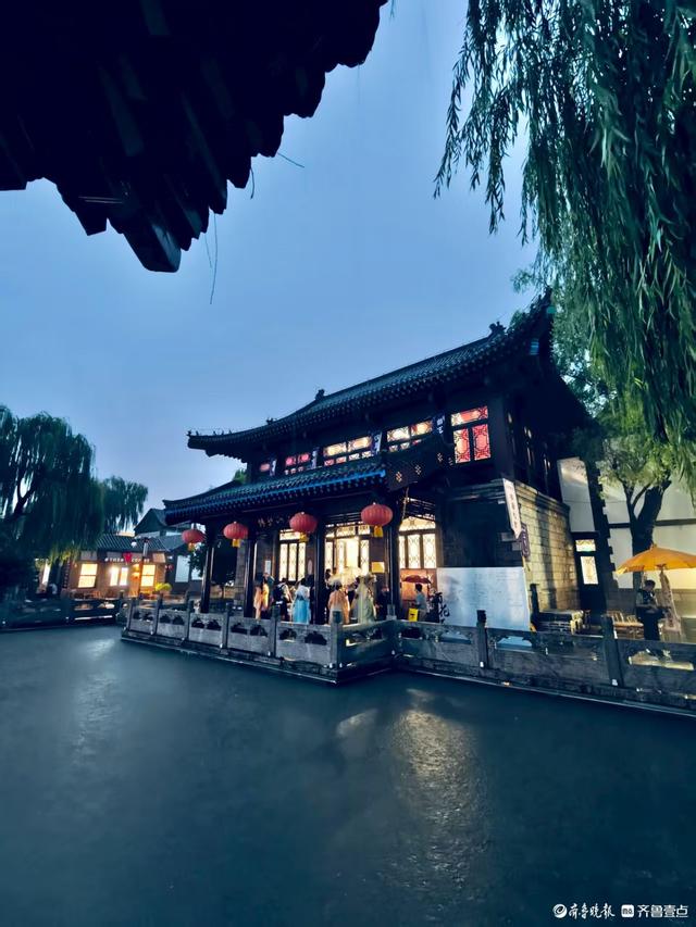 雨中百花洲，别有一番意境