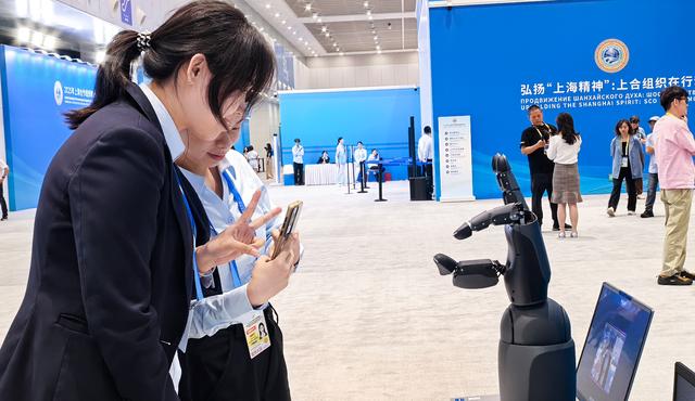 上合组织天津峰会新闻中心里的机器人