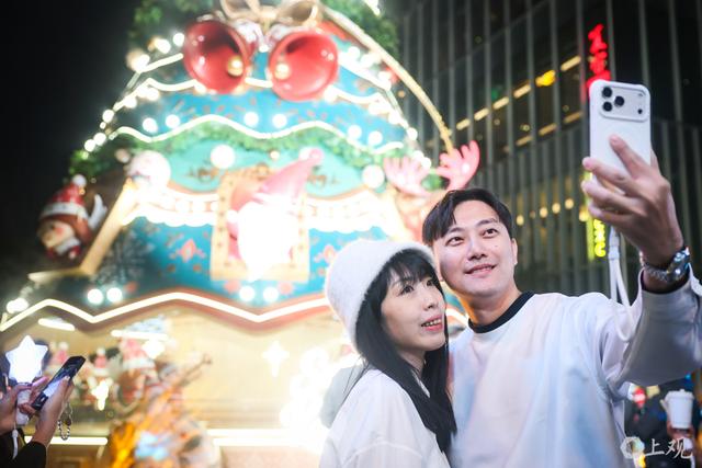 20米高精灵装置旋动申城，冬日消费市场的“暖色调”