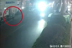 市民把山地车停路边未上锁，一男子顺手牵羊将其推走图片