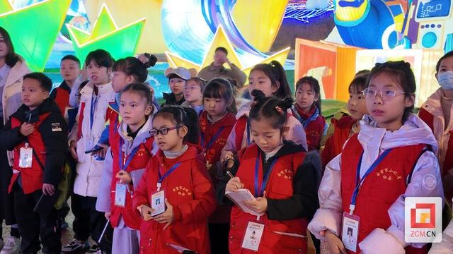 探秘彩灯大世界 自贡“小记者”解锁光影盛宴