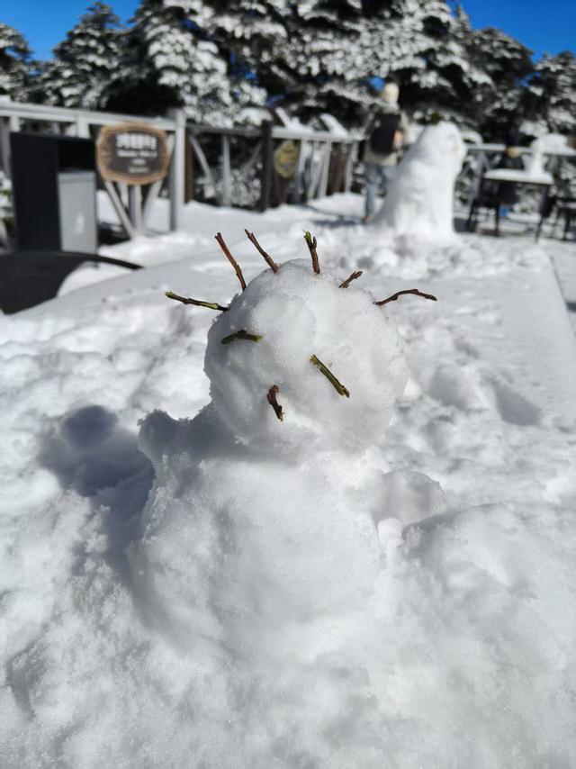 大理苍山：冬日首场降雪引客来