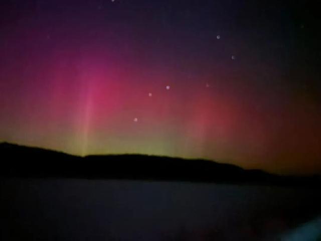 “中国最冷小镇”呼中现极光美景 游客踏雪追光 刷爆朋友圈