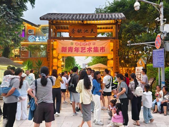 曲靖入夜时 聚拢是烟火 摊开是千年