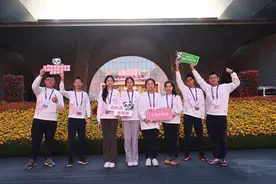 挺膺担当·进博有我｜最年轻的高中生“小叶子”首次绽放“四叶草”图片